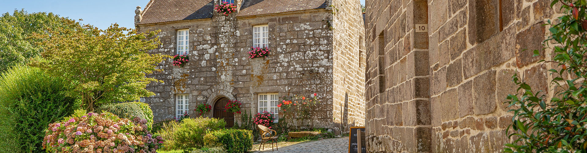 Village médiéval d'Auvergne aux ruelles pittoresques, 