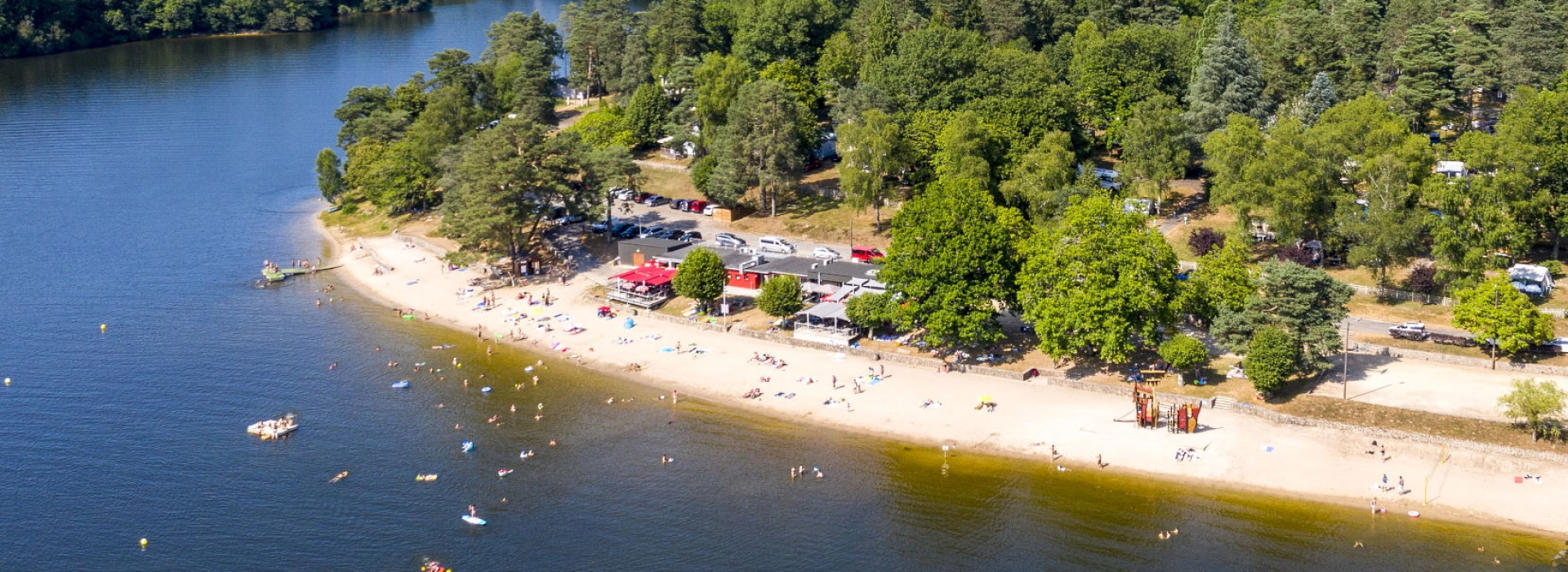 Vue aérienne de la base de looisirs du camping du Lac