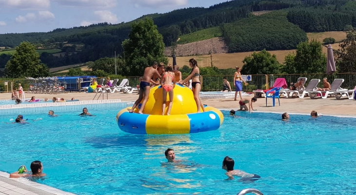 Activité baignade à la piscine du camping de Matour