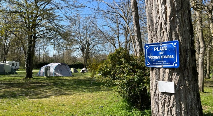 Emplacement tente, camping Les Prés en Île-de-France